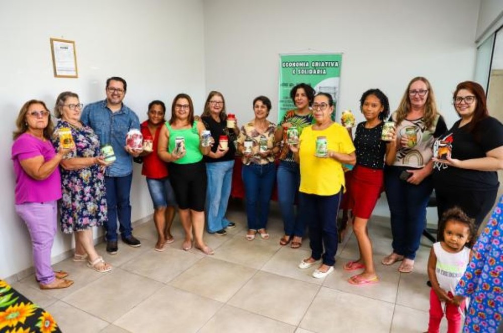 Projeto ‘Arte em Reciclar’ da Artesã Celia Torres forma a primeira turma em decoupage