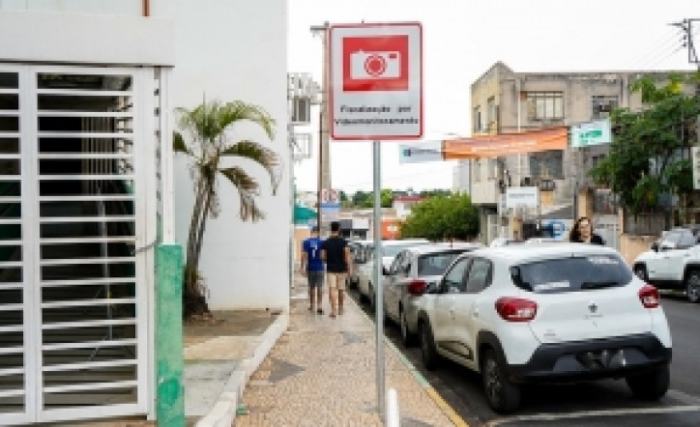 Presidente Chico 2000 quer retirada de placas instaladas por empresa no entorno da Câmara