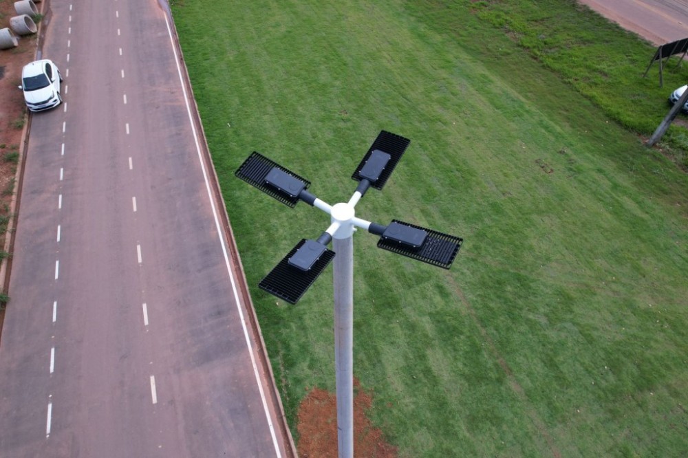 Prefeitura inicia instalação de super postes com iluminação LED na Bruno Martini e Via Nino Giannotte
