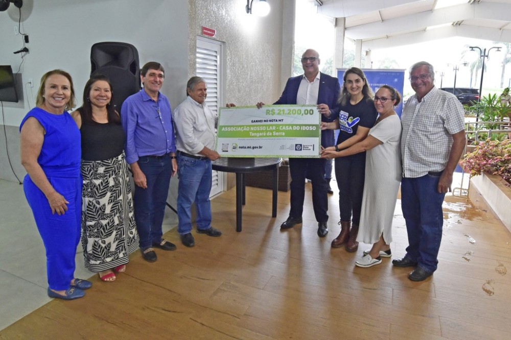 Governo de MT entrega cheque de R$ 21,2 mil do Nota MT à entidade social de Tangará da Serra