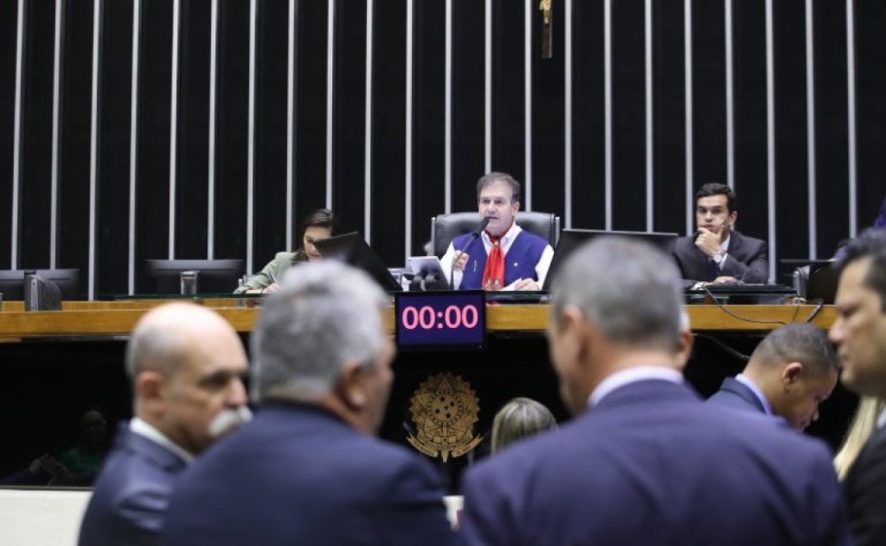 Deputados aprovam urgência para dois projetos de lei; acompanhe