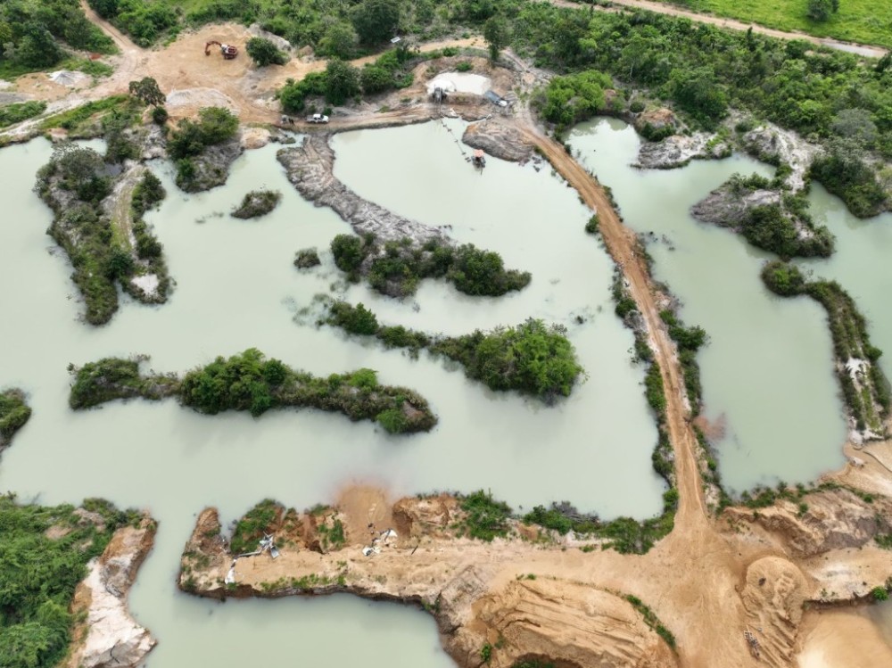 Máquinas são apreendidas durante flagrantes de extração irregular de areia e desmatamento ilegal