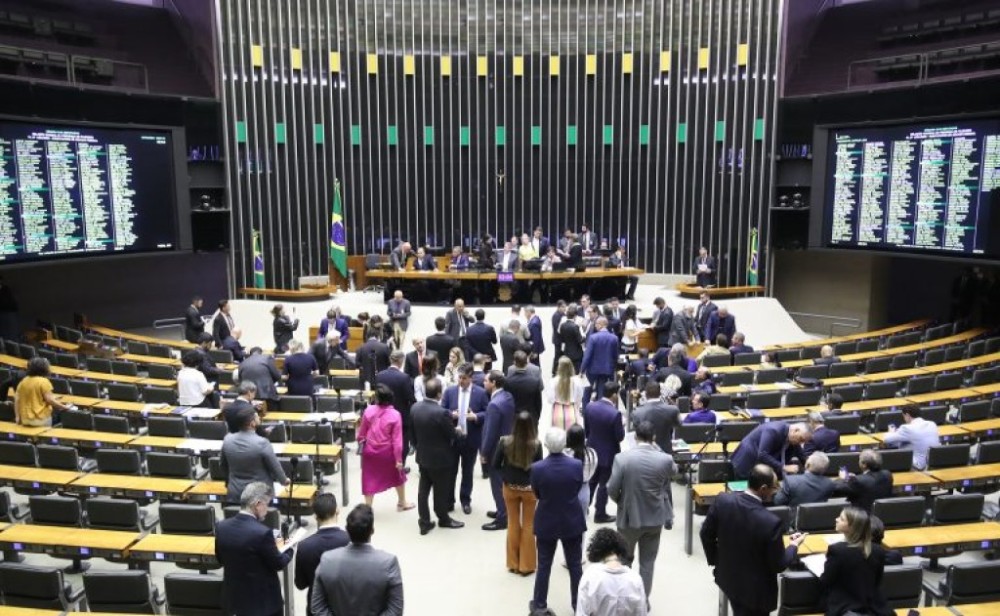 Câmara aprova decisão mais favorável ao réu quando houver empate em julgamento de crime