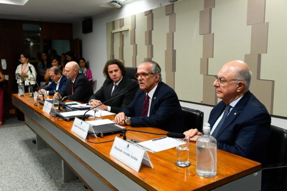 Transição energética com segurança jurídica, eficiência e baixa tarifa é prioridade de frente parlamentar