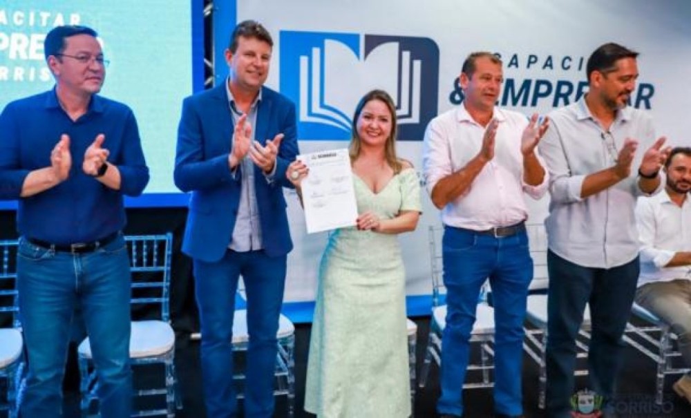 Mais de 160 jovens recebem diplomas do 