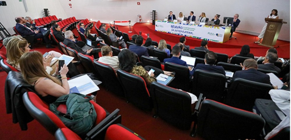Diretores da Justiça Eleitoral debatem estratégias e desafios para eleições municipais em encontro nacional