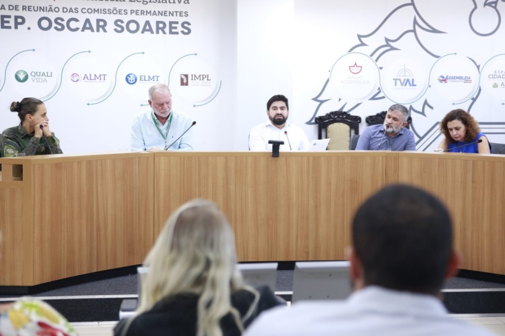 CST da Causa Animal apresenta cartilha em defesa dos animais em reunião na AL