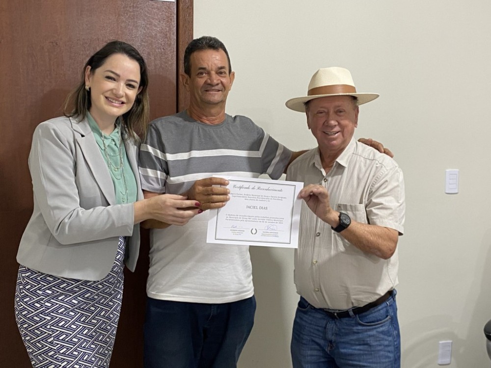 Entrega de certificado para os novos servidores aposentados