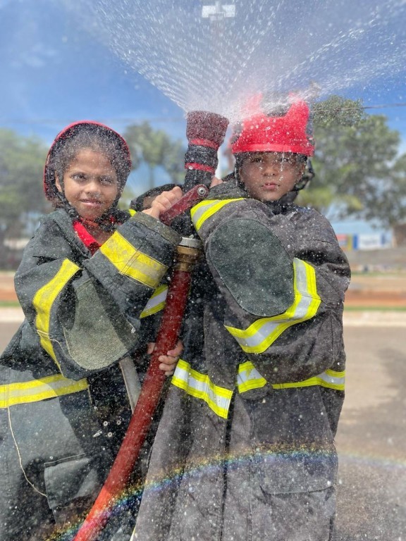 Corpo de Bombeiros Militar realiza instrução de combate a incêndios para crianças e adolescentes