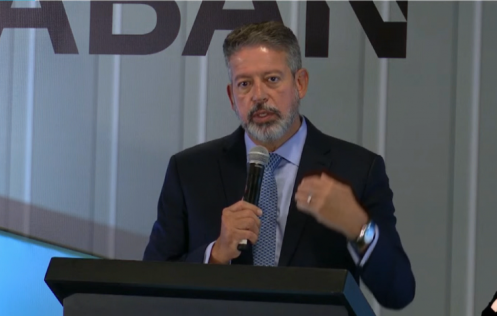 Lira defende aprovação da reforma administrativa e diz que é um tema urgente