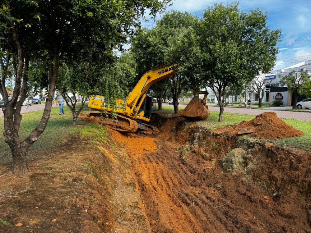 Prefeitura inicia fechamento de valetão em trecho da Avenida dos Tarumãs
