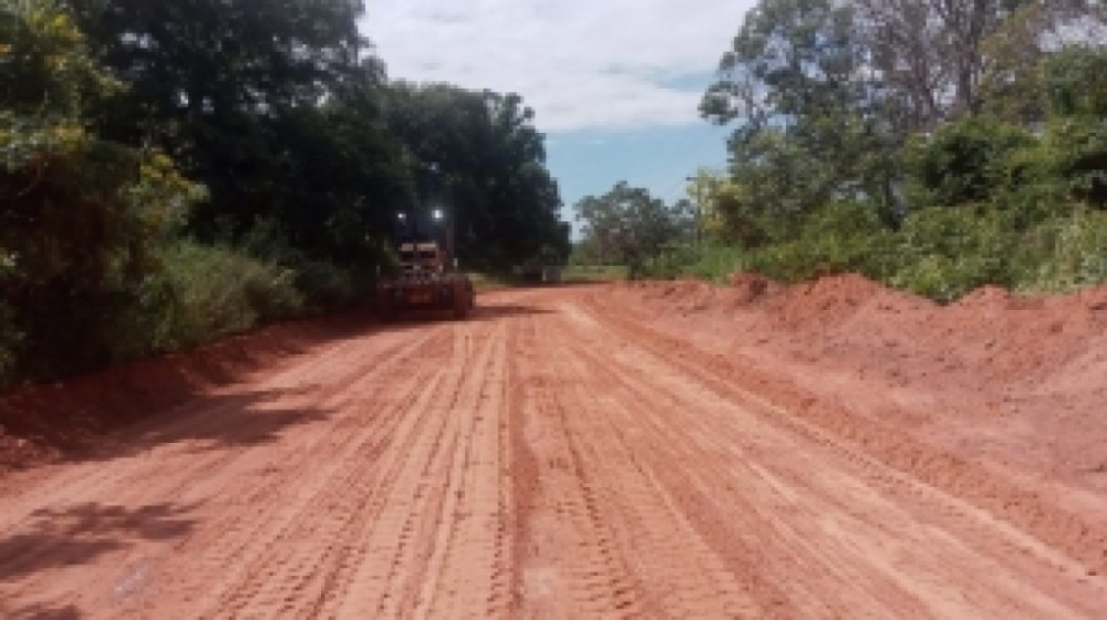 Por indicação do vereador Rogério Varanda, estradas do Coxipó do Ouro recebem patrolamento