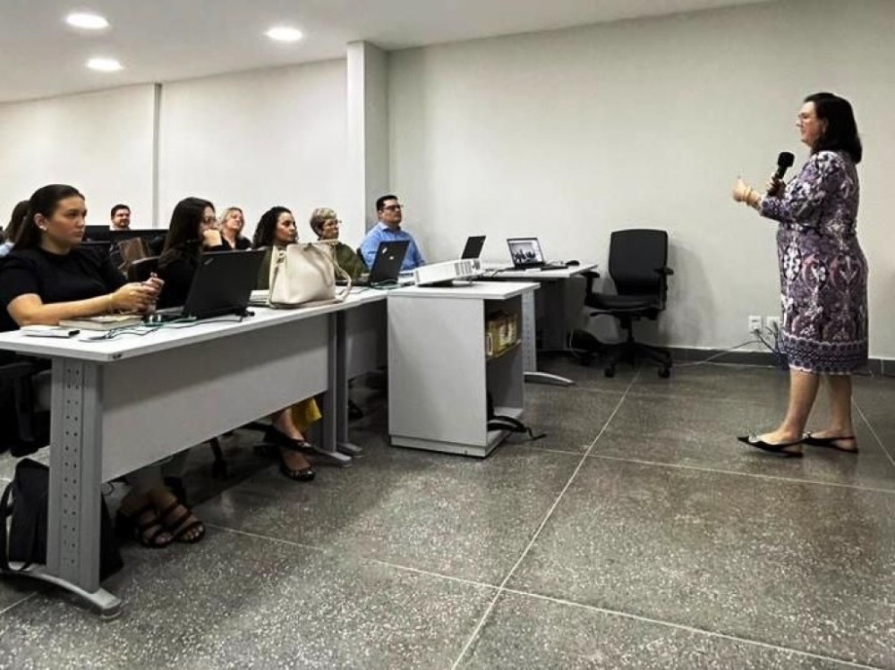 Desembargadora Helena Ramos ministra aula sobre Direito Público a assessores de desembargadores