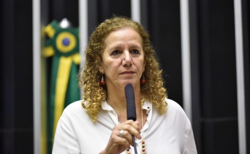 Proposta aumenta pena de crime contra mulher feito com inteligência artificial