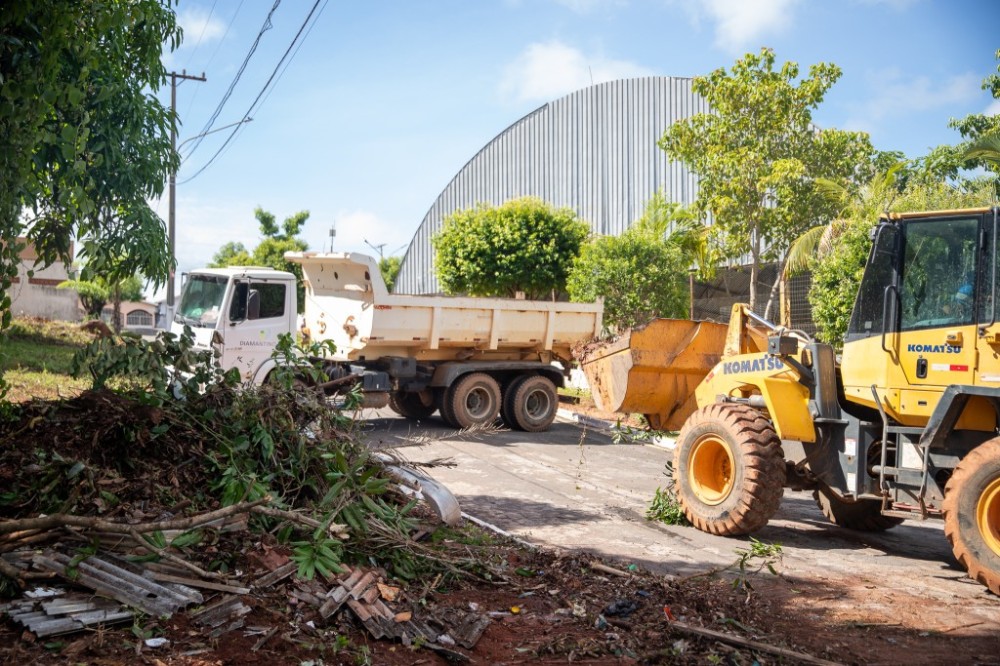 Prefeitura de Diamantino realiza mutirão de limpeza e combate a dengue