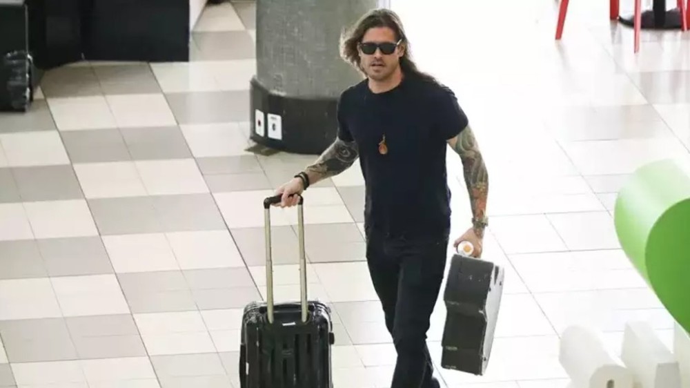 Três dias após expulsão de Wanessa do BBB, Dado é visto em aeroporto: ‘São Paulo’