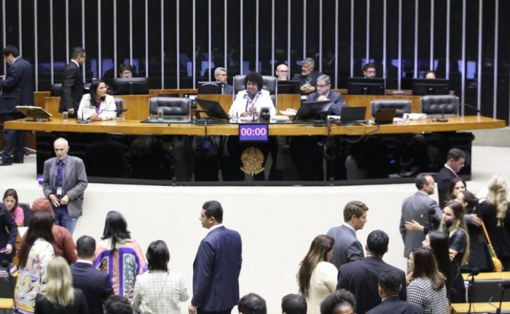 Câmara aprova divulgação na Voz do Brasil de canais de atendimento à mulher vítima de violência