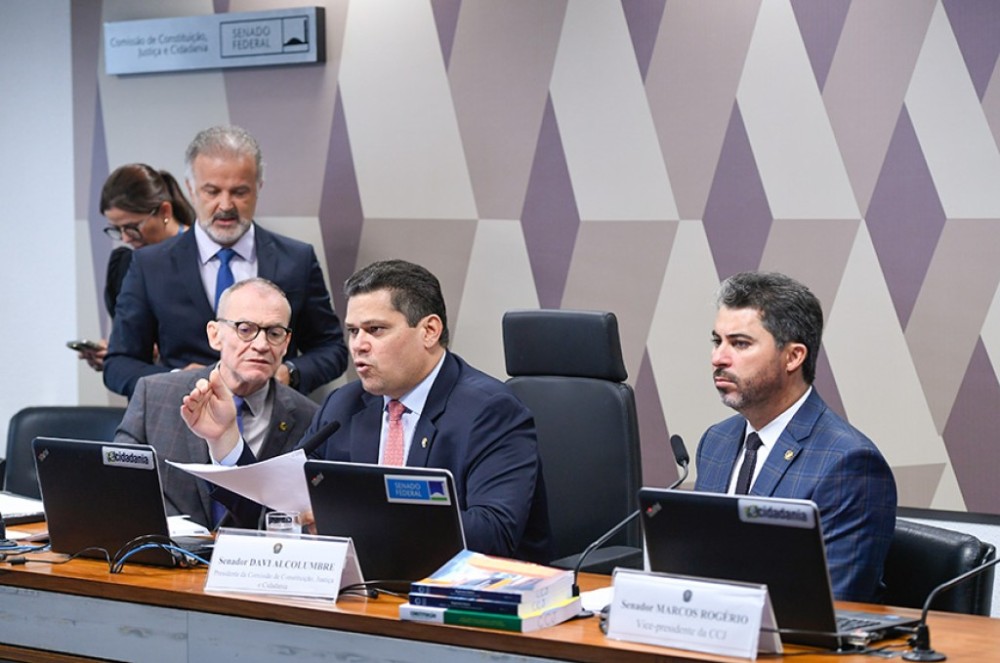 CCJ adia votação de projeto que estende a advogados desconto no Fies