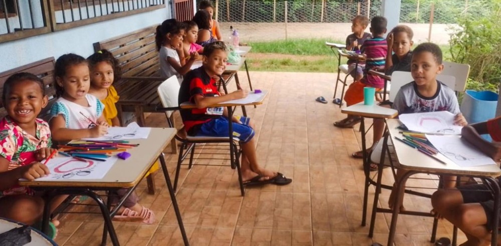 Crianças e adolescentes criam painéis decorativos para comemorar o Dia Internacional da Mulher