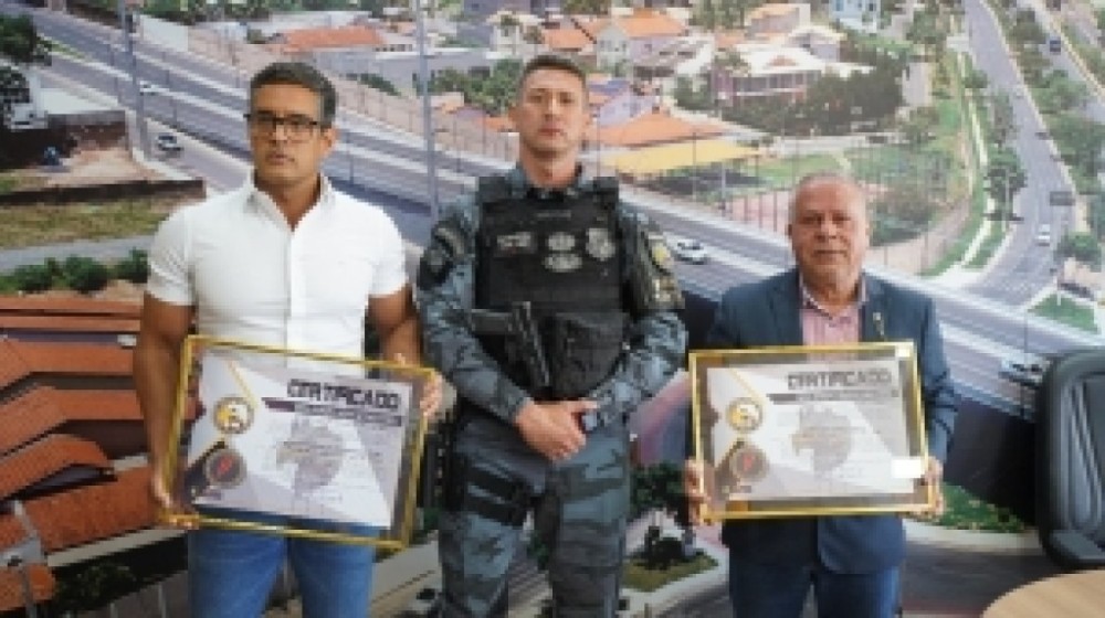 Presidente e vice-presidente da Câmara são homenageados pela Força Tática da PM