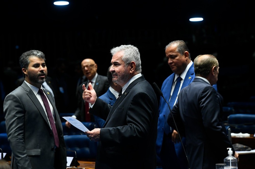 Plenário aprova regulamentação das 'bets'; texto volta à Câmara