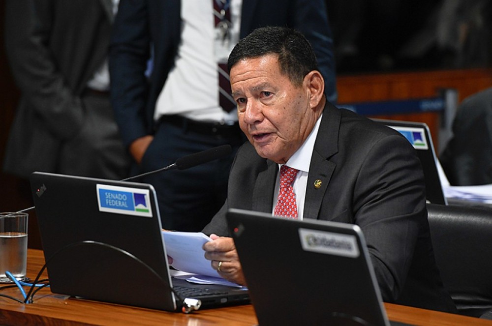 Comissão aprova projeto que criminaliza uso indevido da Bandeira Nacional