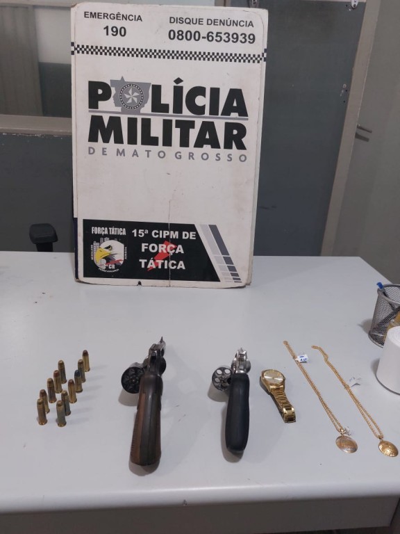 PM prende suspeitos de roubo a joalheria e apreende veículos e armas de fogo
