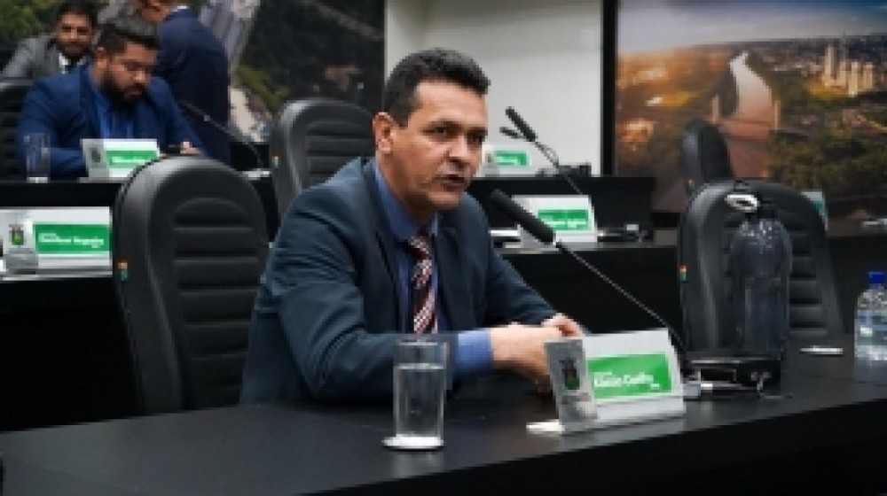Professora aposentada tem comenda aprovada pela Câmara por trajetória na educação