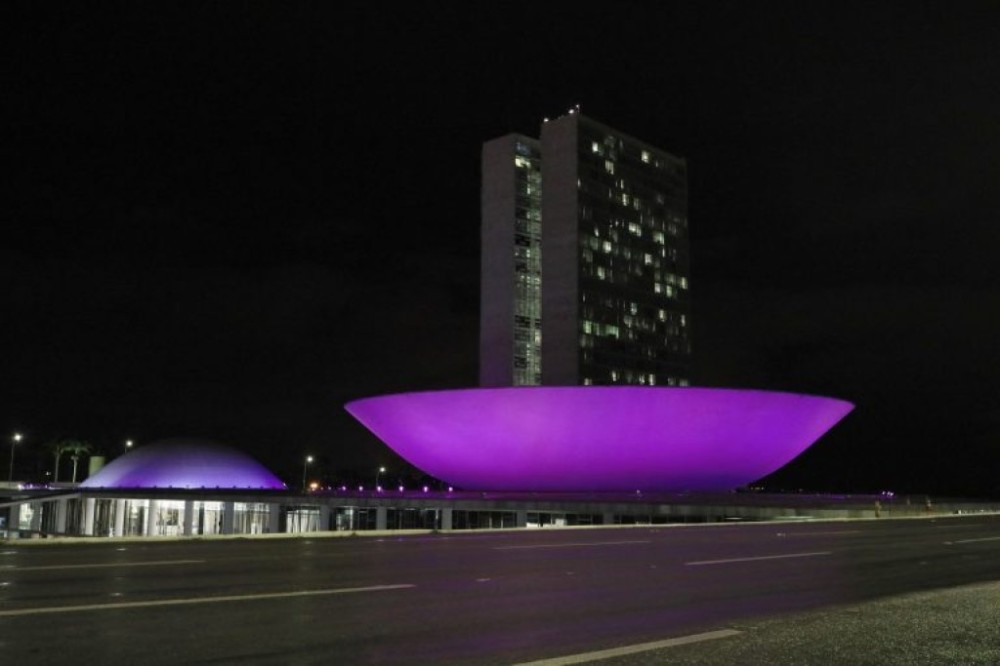 Congresso recebe iluminação roxa no Dia Internacional da Mulher
