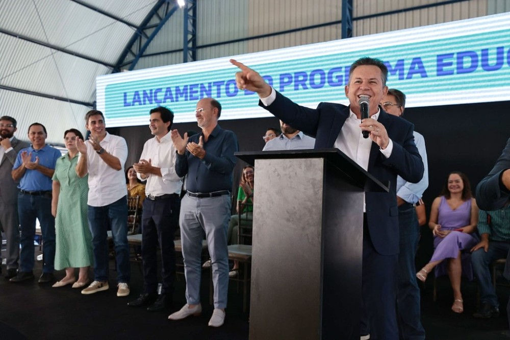 Governador lança programa para estudantes terminarem ensino médio 