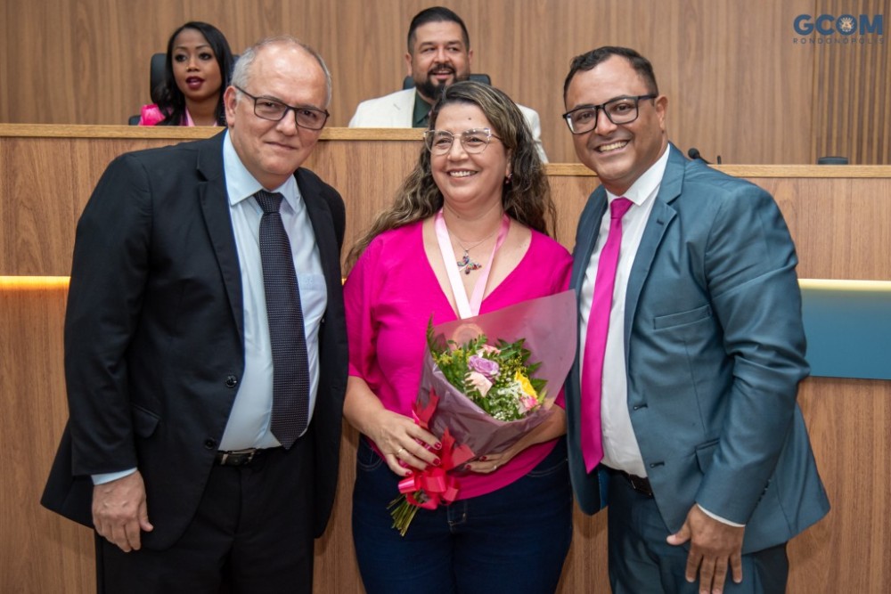 Prefeito prestigia homenagem à Mara Gleibe e mais 20 mulheres notáveis
