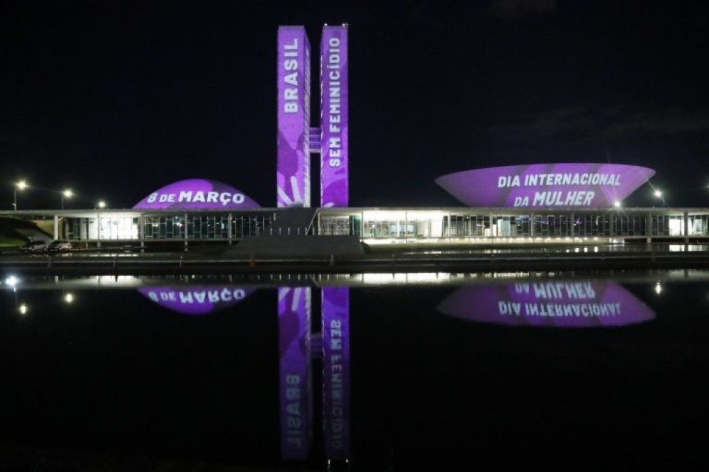 Congresso recebe projeção de frases sobre combate à violência contra a mulher