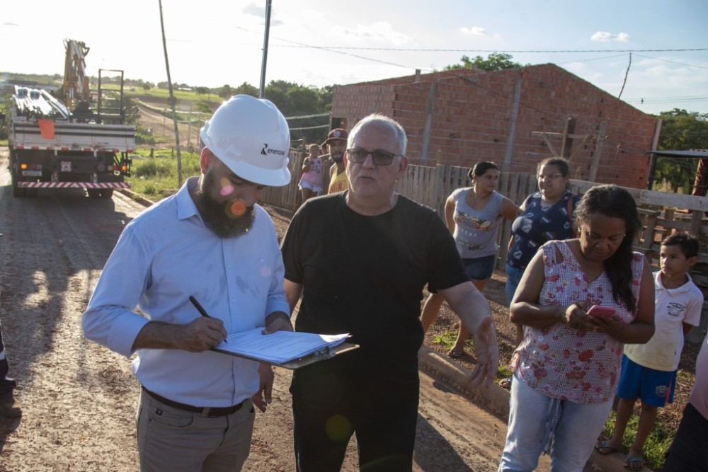 Prefeitura e Energisa entregam padrões no Alfredo de Castro 2