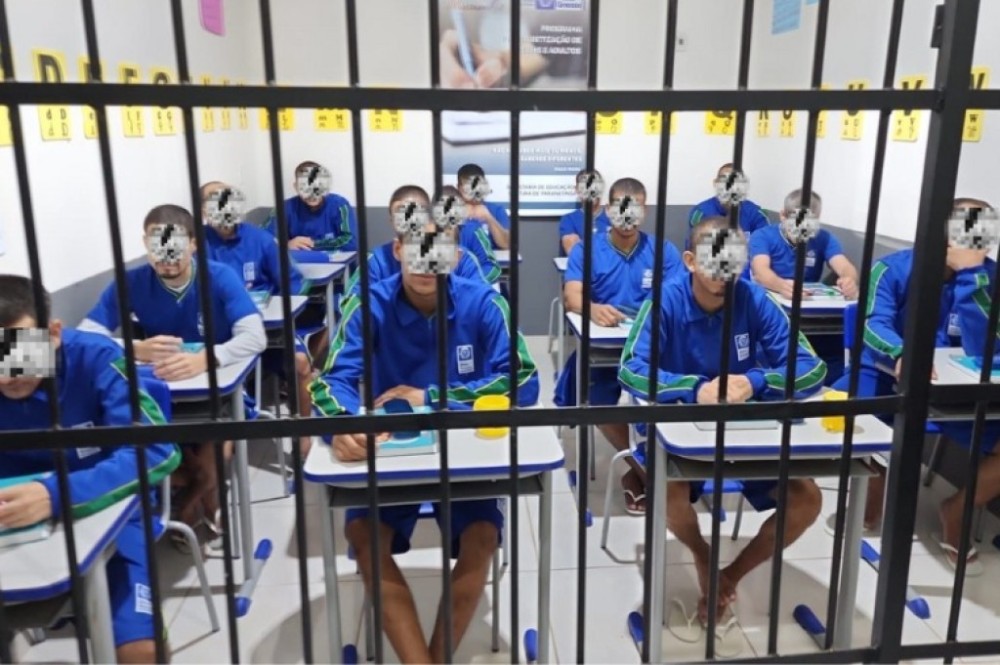 Primeira turma de Ensino Médio em Cadeia Pública tem 14 alunos