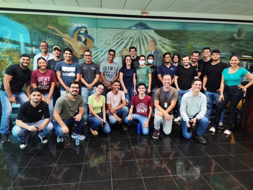 Estudantes de engenharia elétrica da UFMT conhecem usina solar do TRE