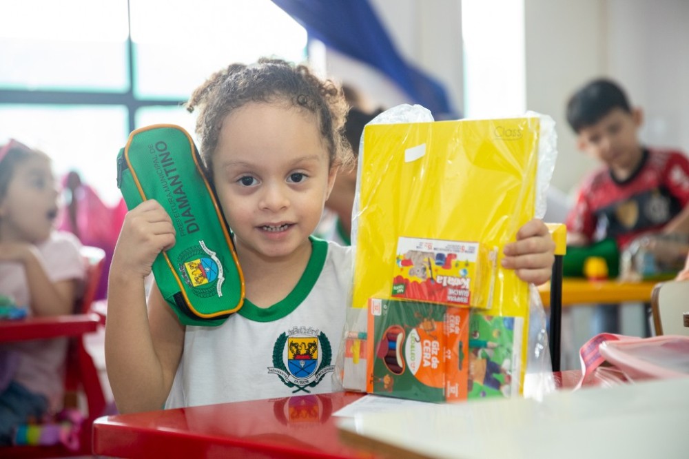 Prefeitura de Diamantino entrega mais de 2.300 kits escolares para estudantes da rede municipal