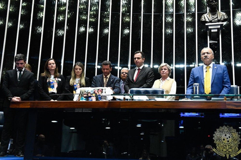 Visita de caminhoneiro comove senadores que pedem mudanças no sistema prisional