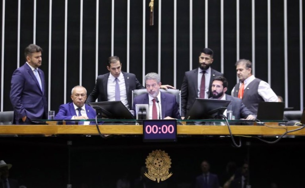 Deputados aprovam regime de urgência para dois projetos; acompanhe