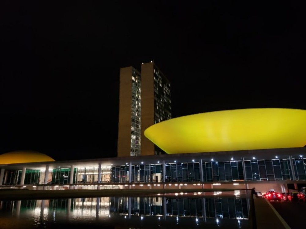 Congresso recebe iluminação amarela para alertar sobre a endometriose