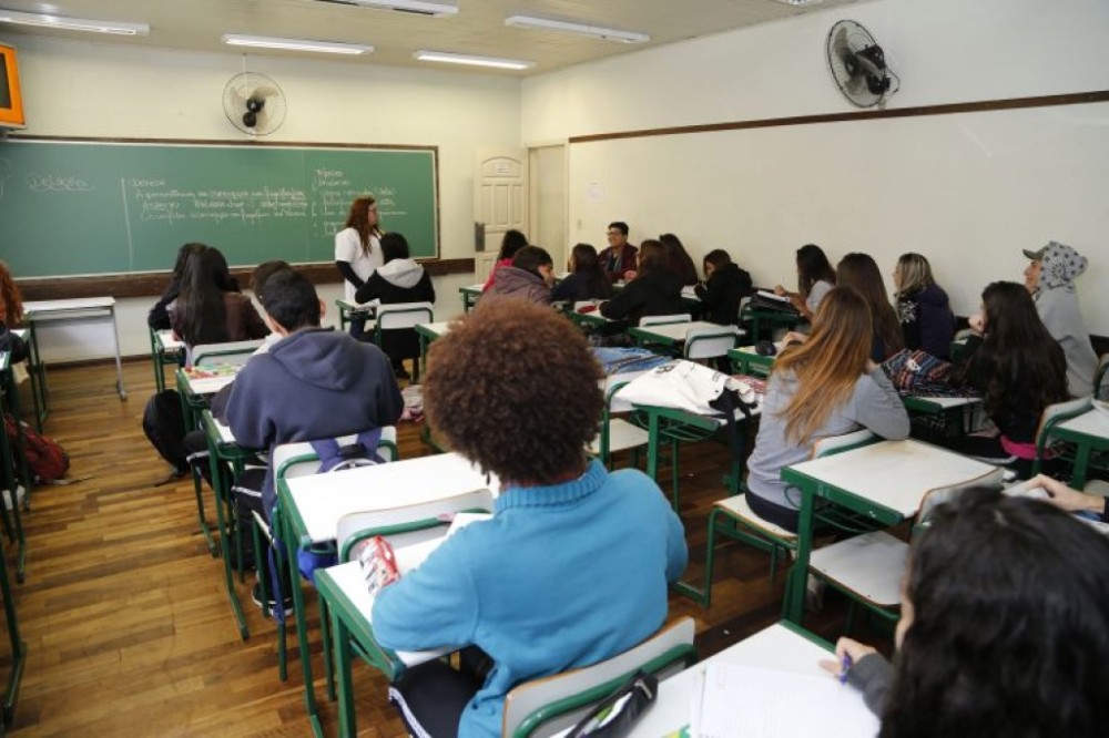 Comissão especial pode votar hoje relatório sobre acumulação de cargos de professor da rede pública