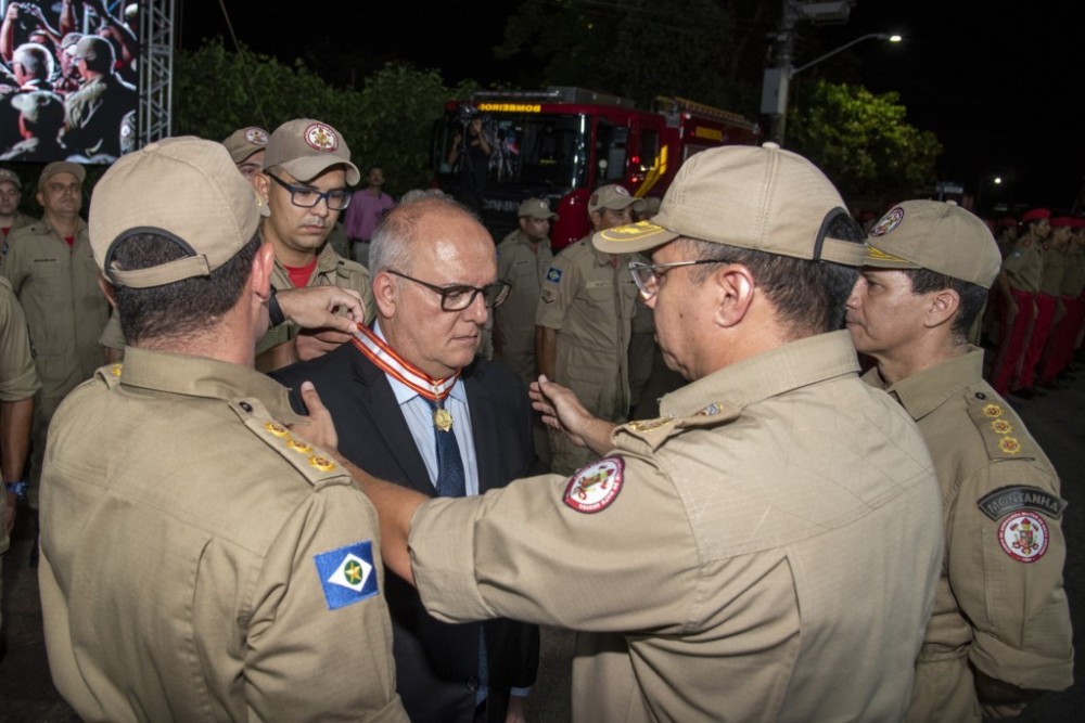 Prefeito recebe maior honraria do Corpo de Bombeiros de Mato Grosso