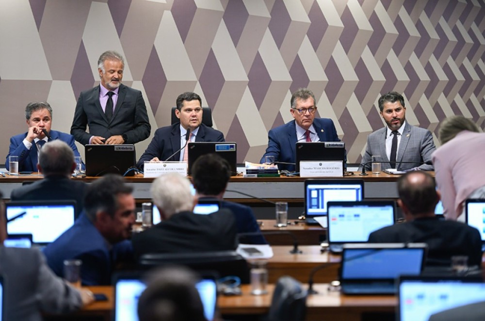 CCJ aprova PEC sobre drogas, que vai a Plenário