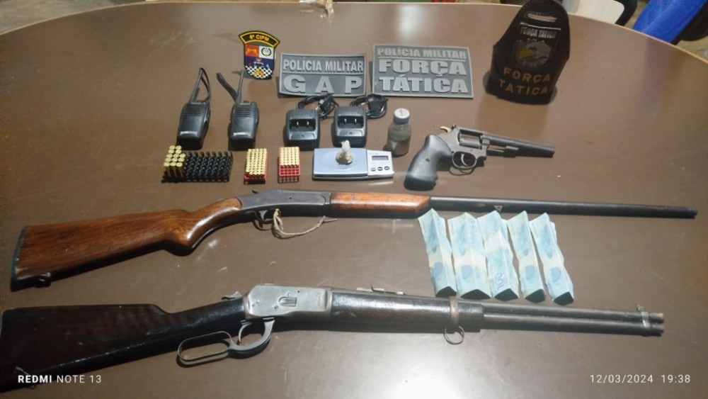 Polícia Militar apreende espingardas e revólver e prende homem por posse ilegal de arma