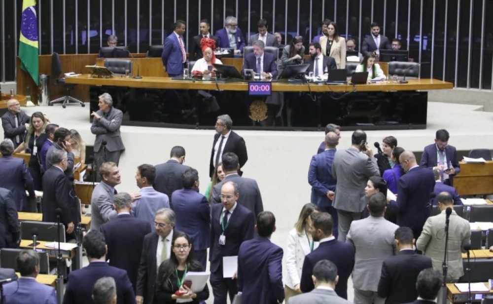 Câmara analisa projeto dos 
