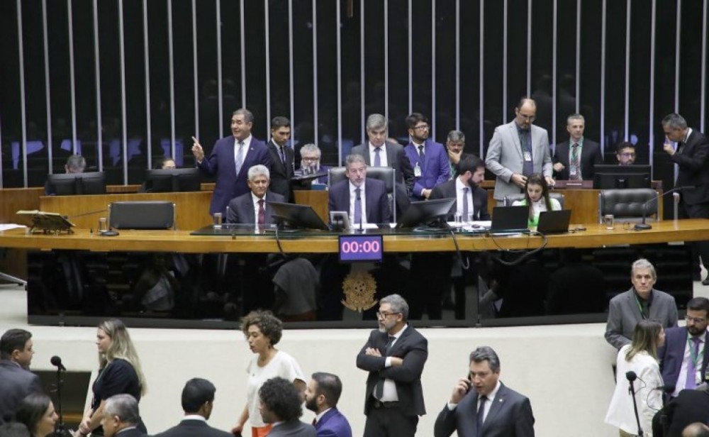 Deputados aprovam texto-base do projeto dos 