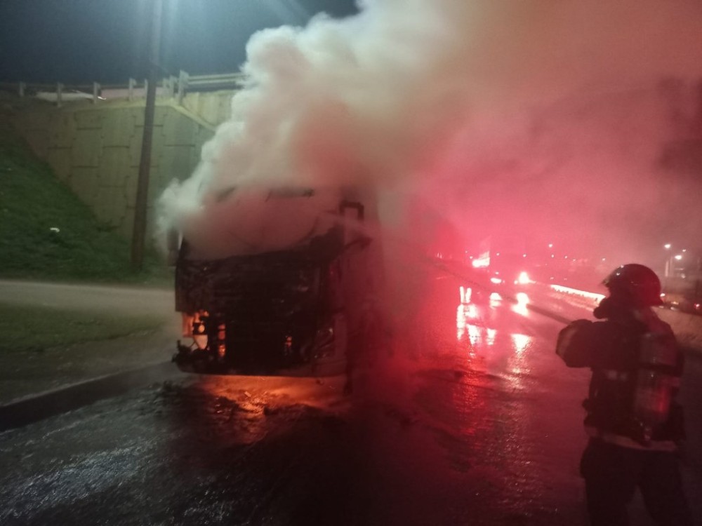 Corpo de Bombeiros Militar combate incêndio em veículo em Rondonópolis