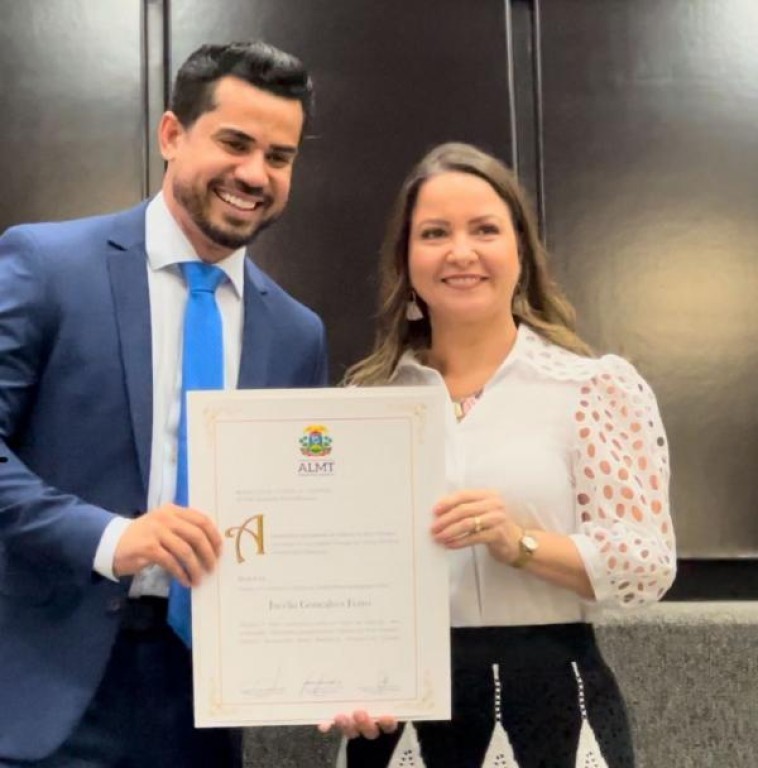 Na Assembleia Legislativa, secretária de Assistência Social recebe o título de cidadã mato-grossense