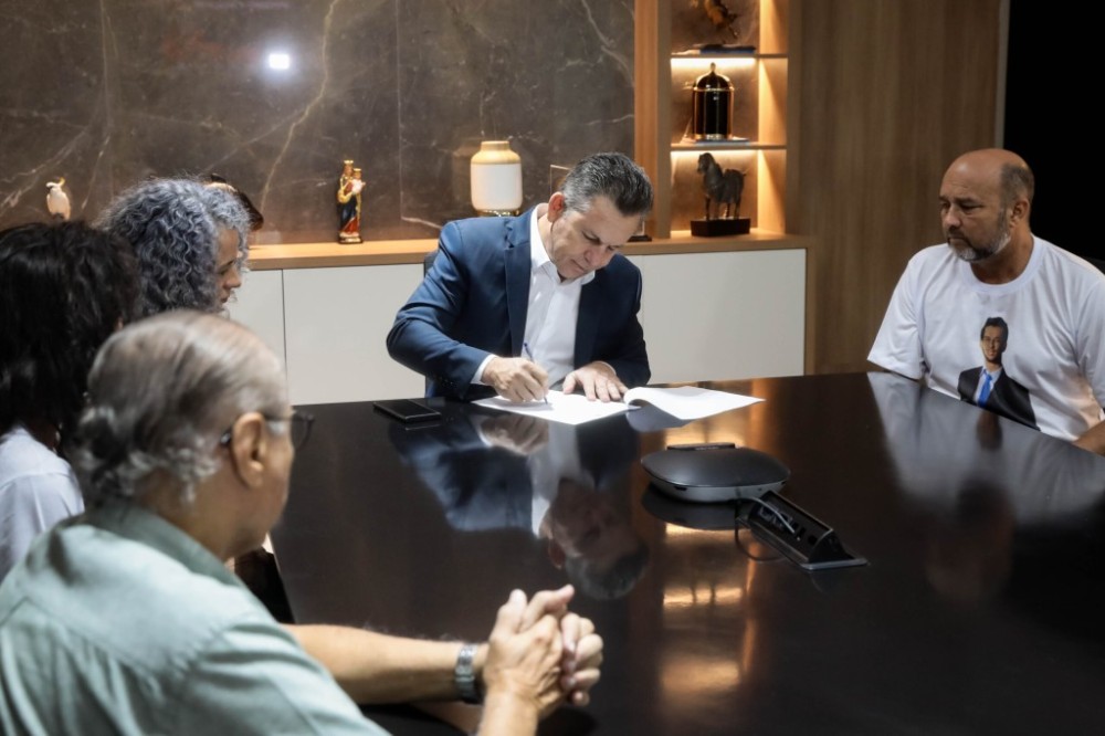 Mauro Mendes assina decreto que obriga gravação dos treinamentos das forças de Segurança