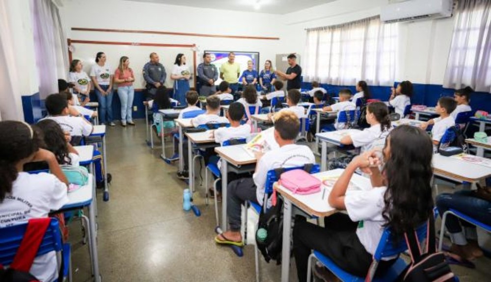 Alunos do CMEB participam de aula inaugural do Proerd 2024