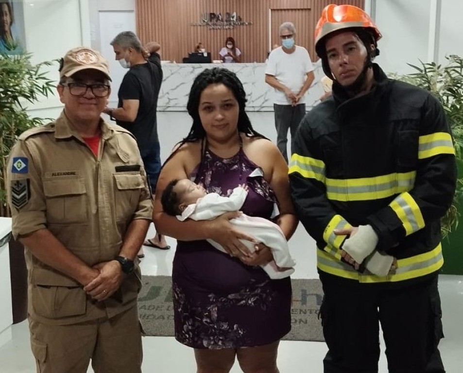 Bombeiros salvam bebê de dois meses que engasgou com leite materno